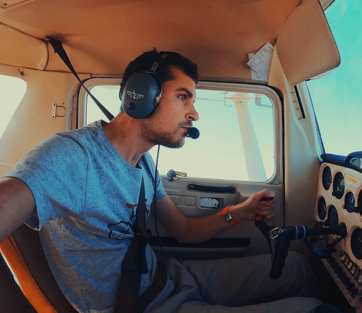Le fondateur d’Aether Digital aux commandes d’un avion léger, casque sur les oreilles