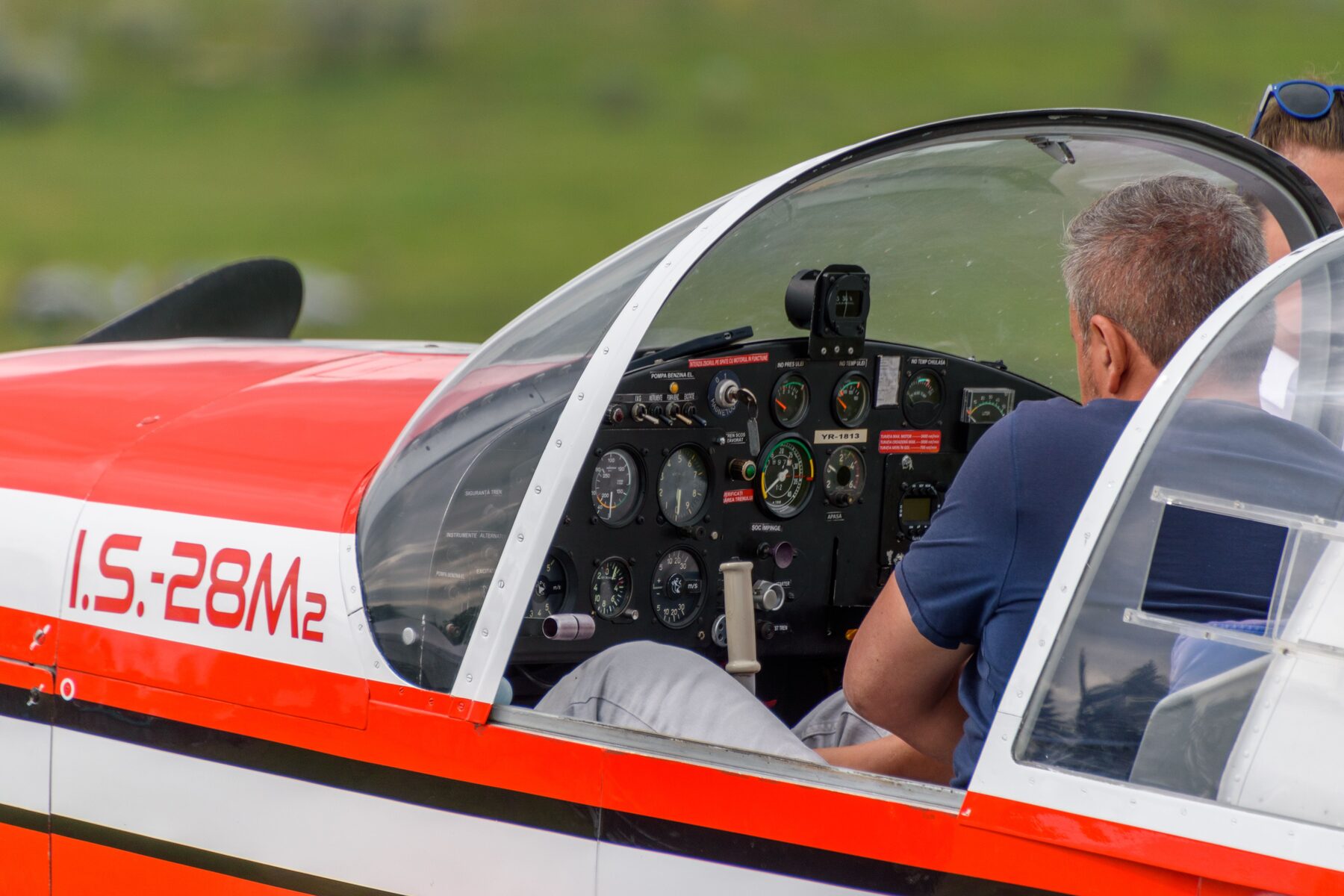 Instructeur et élève-pilote aux commandes d'un avion-école, vérifiant les instruments avant le vol
