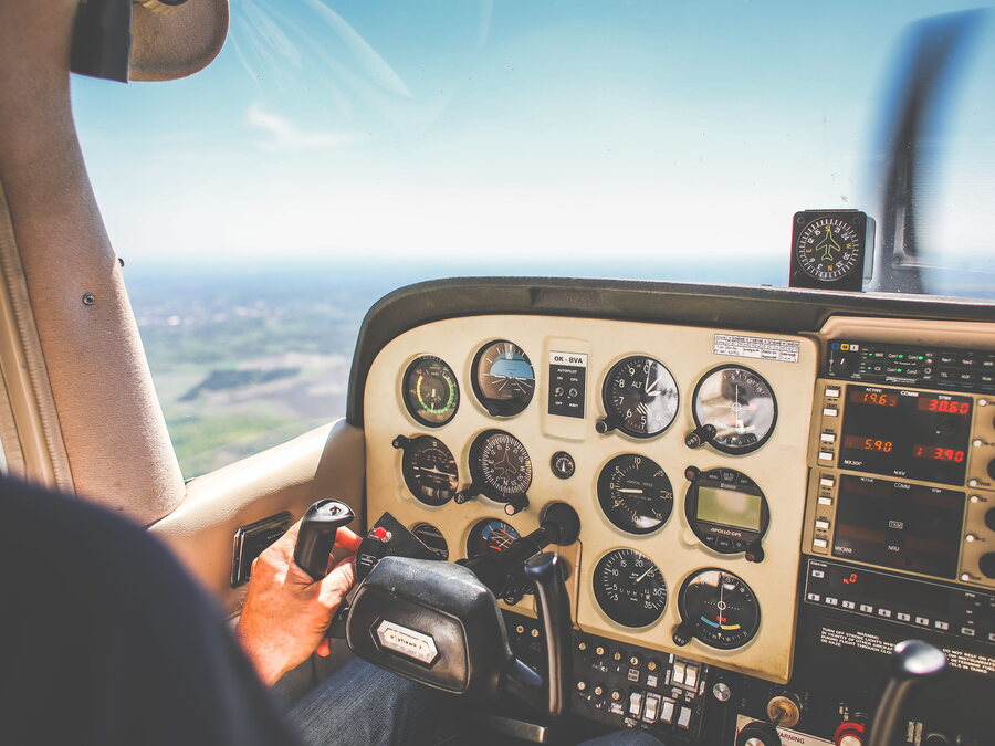 Pilote aux commandes d'un Cessna Skyhawk, vue sur la planche de bord
