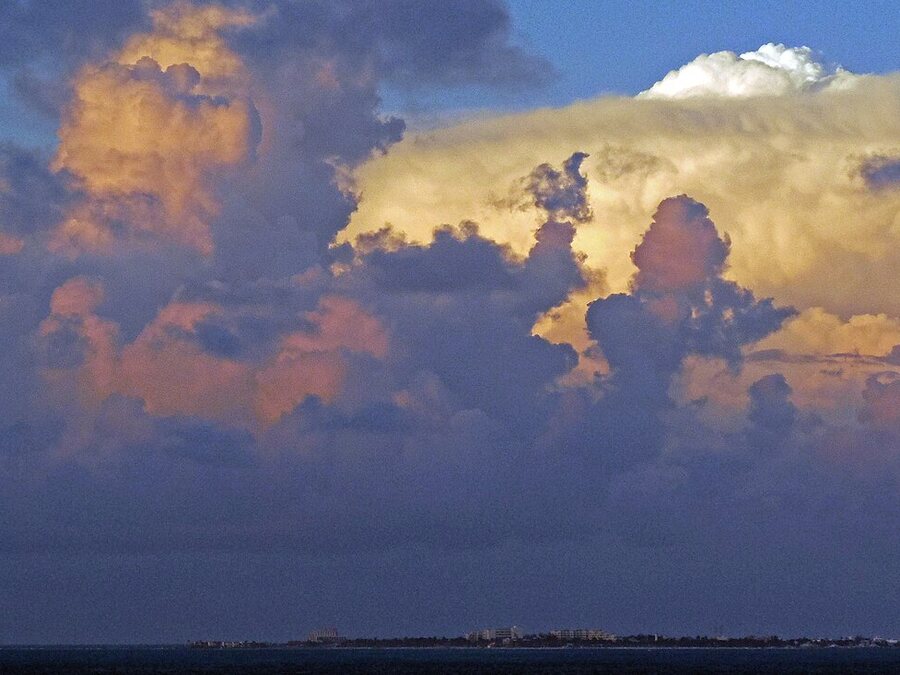 Cumulonimbus imposant illuminé par le soleil couchant