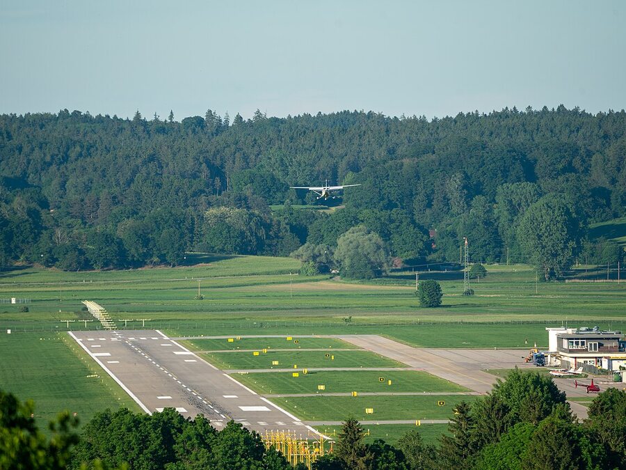 Avion léger en approche finale vers une piste