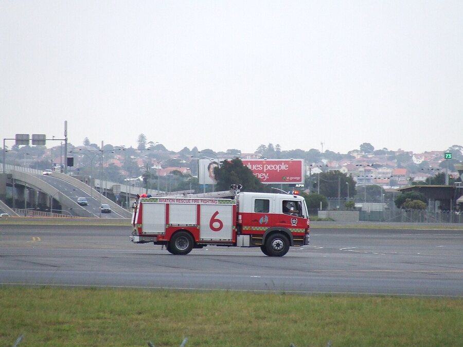 Camion de pompiers d'aérodrome stationné sur le tarmac