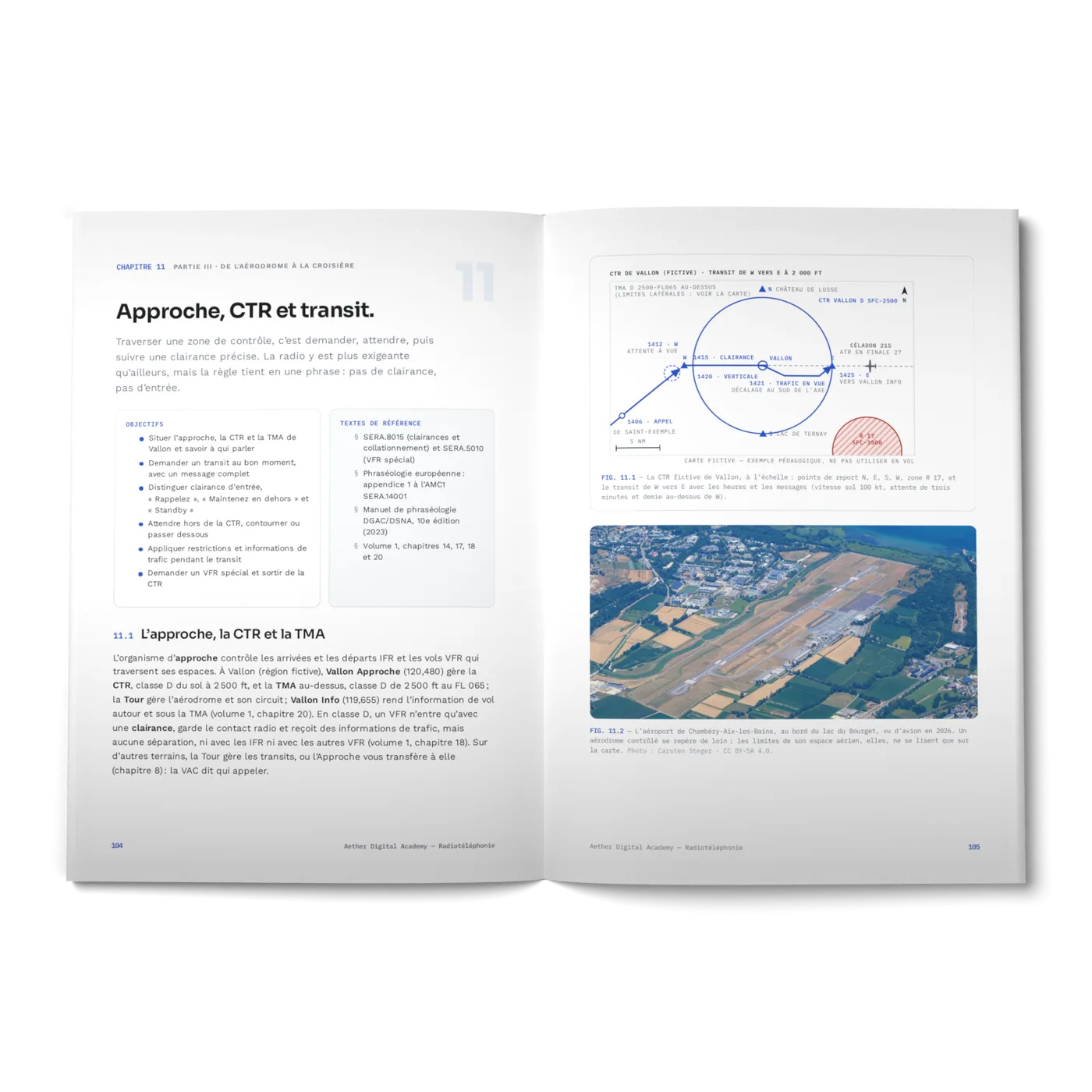 Le livre ouvert sur le chapitre Approche, CTR et transit, avec la carte de la CTR et la photo d’un aérodrome