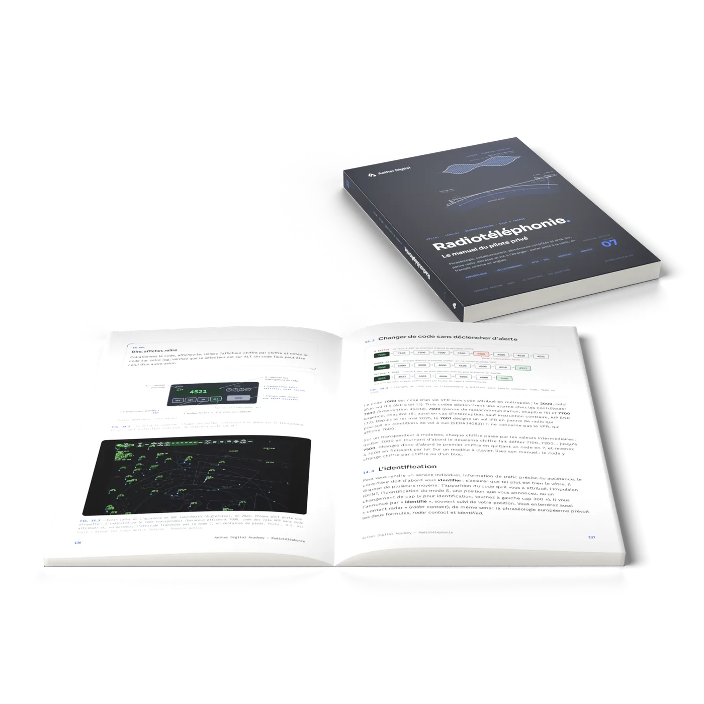 Le livre ouvert en perspective sur le transpondeur et l’écran radar, avec un second exemplaire
